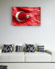 Türk Bayrağı tasarımlı cam tablo, modern iç mekan dekorasyonu için ideal. Yüksek kaliteli UV baskı.