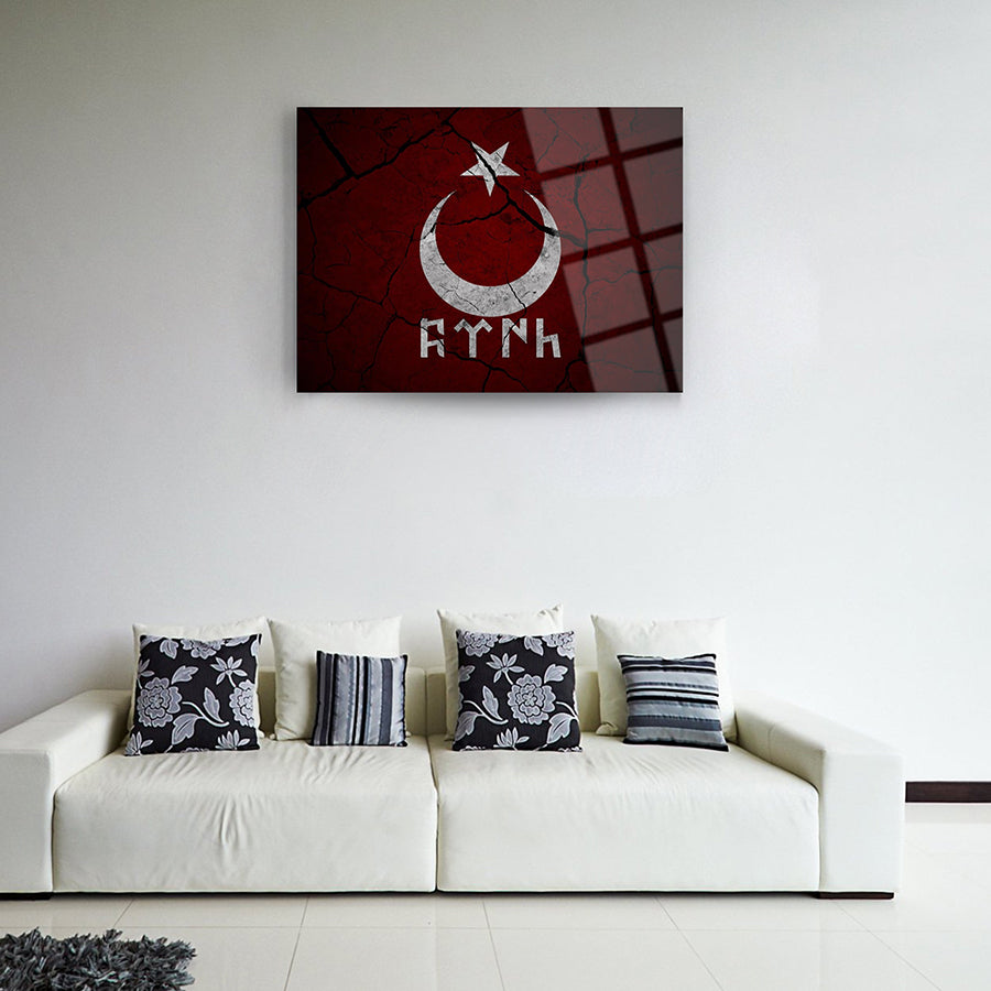 Göktürkçe Bayrak Cam Tablo on a wall above a modern white sofa with decorative cushions.