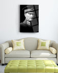 Atatürk 14 Cam Tablo, şık bir oturma odasında modern tasarımlarla sergilenen sanatsal bir cam tablo.
