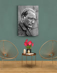 Stylish Atatürk cam tablosu duvarda, modern oturma alanıyla birlikte göz alıcı bir dekorasyon.