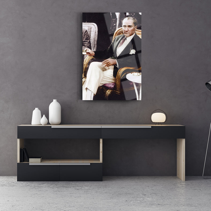 Atatürk 43 Cam Tablo displayed on modern wall; high-quality tempered glass artwork with UV print.