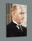 Atatürk Cam Tablo, yüksek kaliteli UV baskı ile şık tasarım ve koruma aparatıyla gönderim.