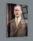 Atatürk 52 Cam Tablo, yüksek kaliteli temperli camdan üretilmiştir, şık ve dayanıklı dekorasyon ürünü.