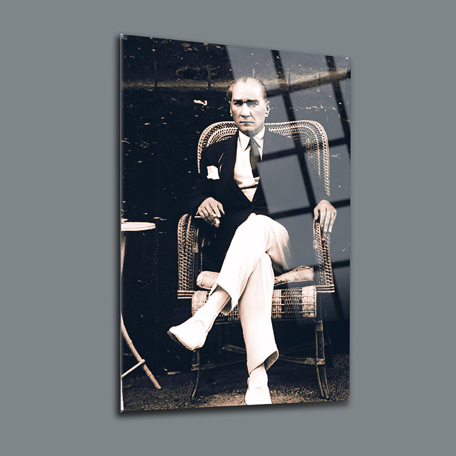 Atatürk Cam Tablo, 4 mm kalınlığında yüksek kaliteli UV baskı ile tasarlanmış şık dekoratif parça.
