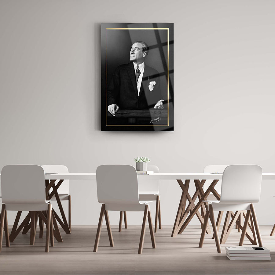 Atatürk 64 Cam Tablo, şık tasarım ve yüksek kaliteli cam ile odanıza zarafet katar.