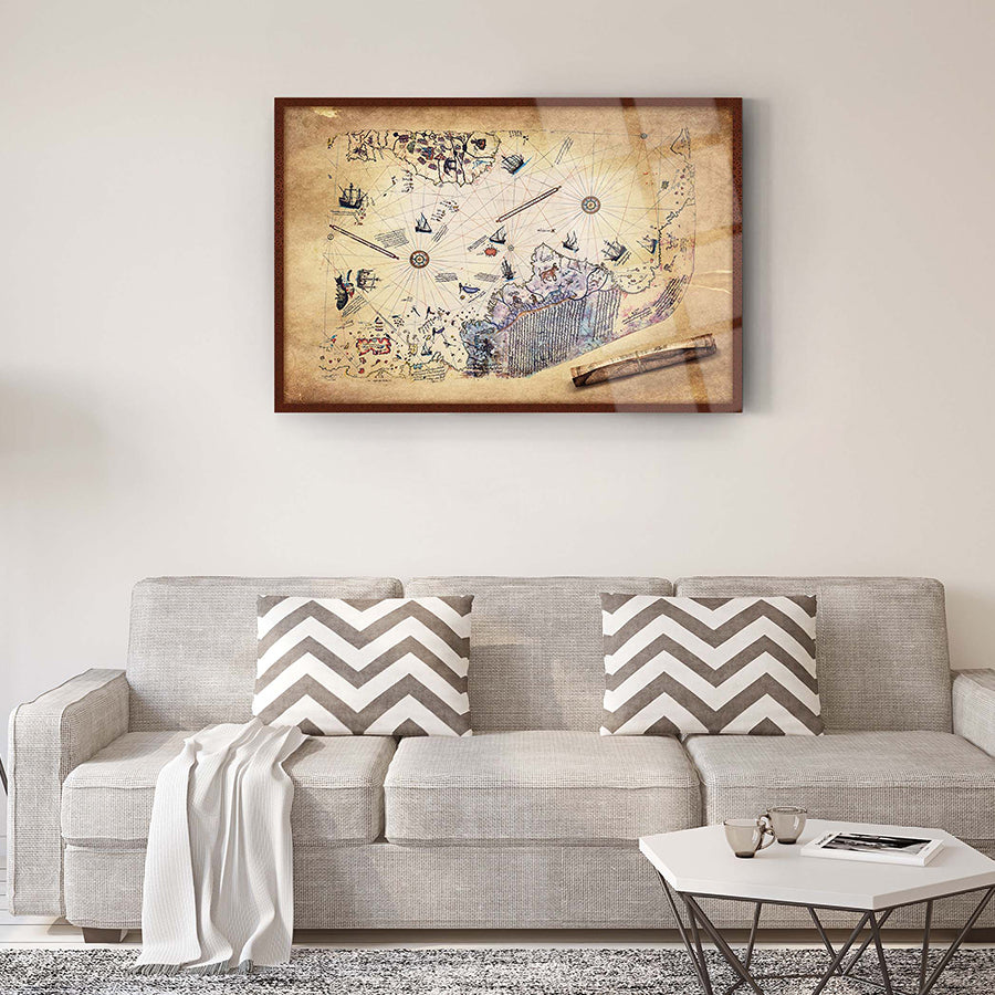 Piri Reis Haritası Cam Tablo, şık tasarım ile oturma odasında duvarda sergilenen modern sanat eseri.
