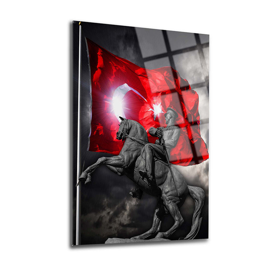 Atatürk 82 Cam Tablo: Siyah beyaz at heykeli arka planda kırmızı Türk bayrağı, modern tasarım ve UV baskı.