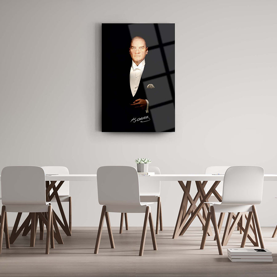 Atatürk 84 Cam Tablo, şık bir tasarım ve yüksek kaliteli cam ile modern ofis dekorasyonu için ideal.