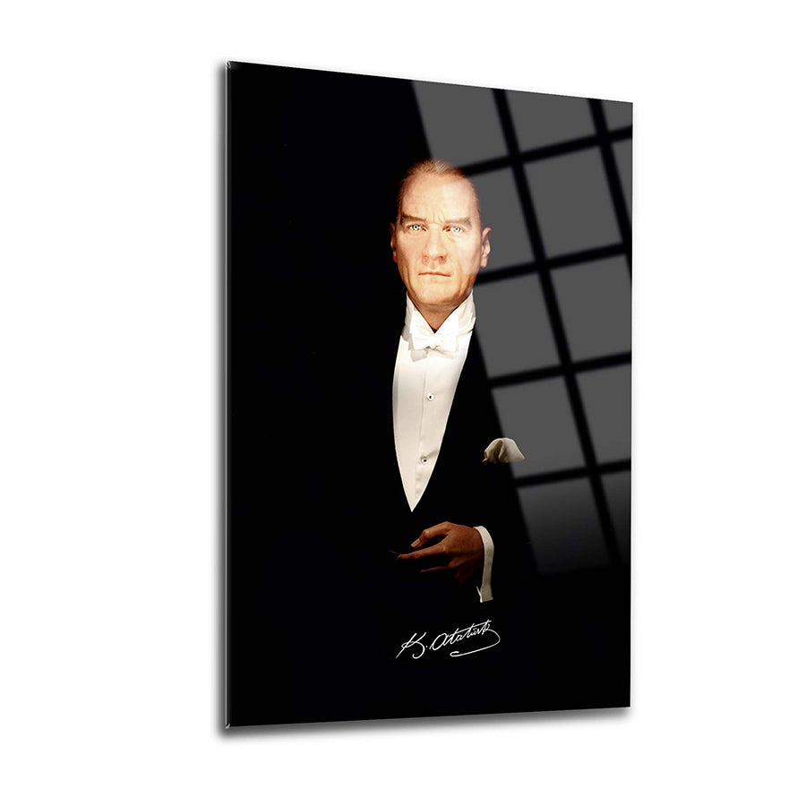 Atatürk 84 Cam Tablo, şık tasarımlı temperli cam, dayanıklı ve modern dekorasyon için ideal.