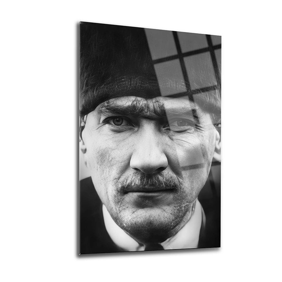 Atatürk 93 Cam Tablo, UV baskı ile tasarlanmış, yüksek kaliteli temper cam üzerinde modern portre.