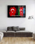 Türk ve Azeri bayraklarıyla tasarlanmış cam tablo, modern iç mekan dekoru için ideal.