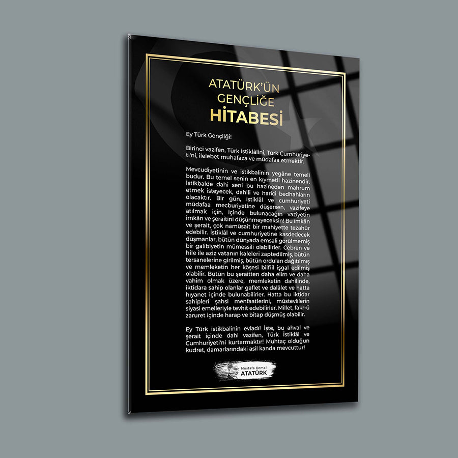 Atatürk'ün Gençliğe Hitabesi cam tablo, şık tasarımla sunulmuştur, duvar süsü olarak ideal.