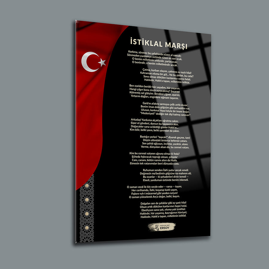 İstiklal Marşı metni, Türk bayrağı arka planında, modern cam tablo tasarımıyla sunulmuştur.