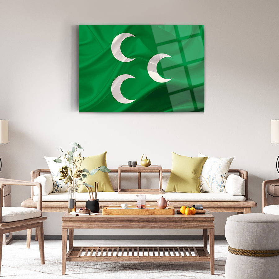 Osmanlı Bayrağı Cam Tablo ile modern oturma odası dekorasyonu, şık ve zarif bir görünüm.