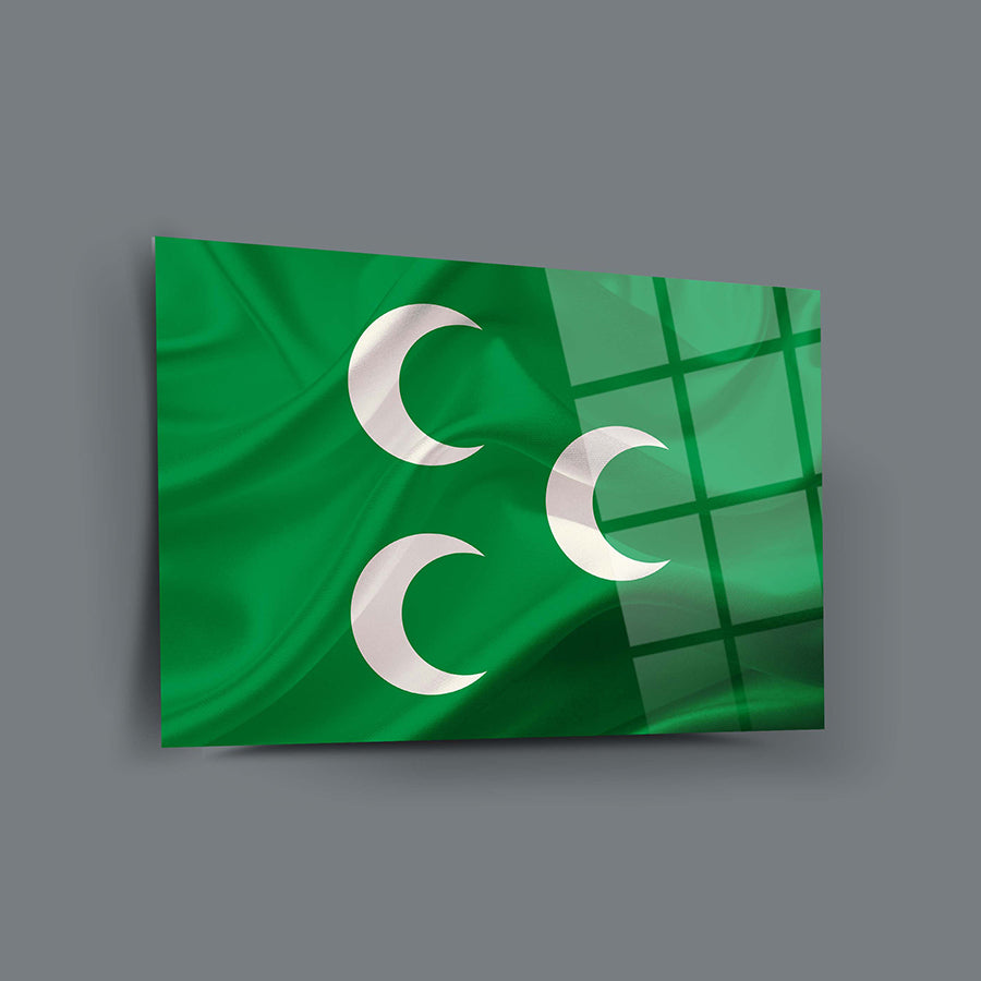 Osmanlı Bayrağı Cam Tablo, yeşil zemin üzerinde üç beyaz hilal deseniyle şık duvar dekoru.