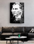 Atatürk 107 Cam Tablo, yüksek kaliteli camdan yapılmış, modern bir oturma alanında asılı dekoratif tasarım.