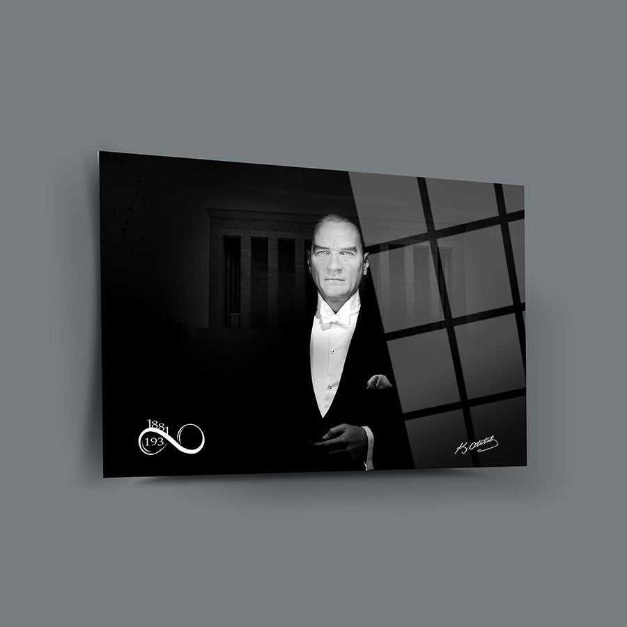 Atatürk 109 Cam Tablo, şık siyah-beyaz UV baskı ile tasarlandı ve cam yüzeye uygulandı.