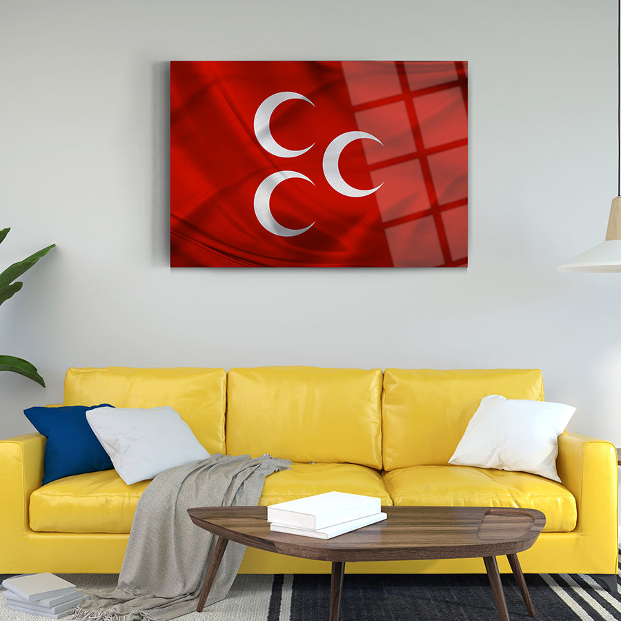 Üç Hilal Bayrak Cam Tablo, modern iç mekan dekorasyonu için şık ve dayanıklı tasarım.