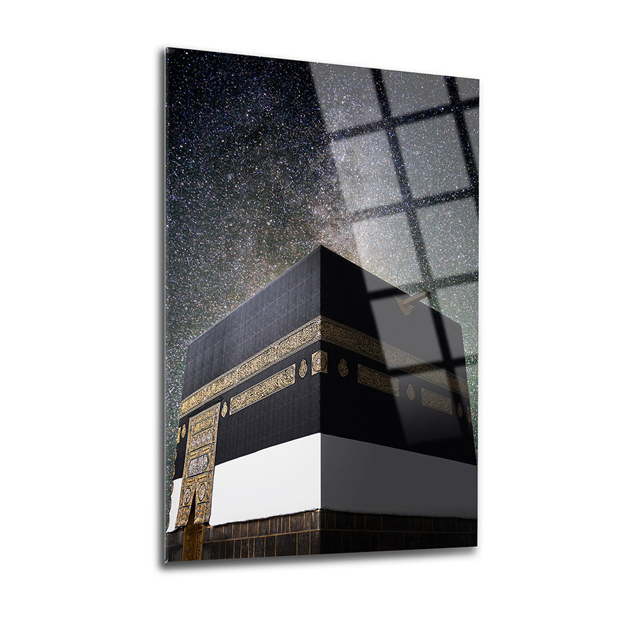 Kabe Gökyüzü Cam Tablo featuring the Kaaba under a starry sky, showcasing high-quality UV printing on tempered glass.