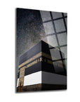 Kabe Gökyüzü Cam Tablo featuring the Kaaba under a starry sky, showcasing high-quality UV printing on tempered glass.