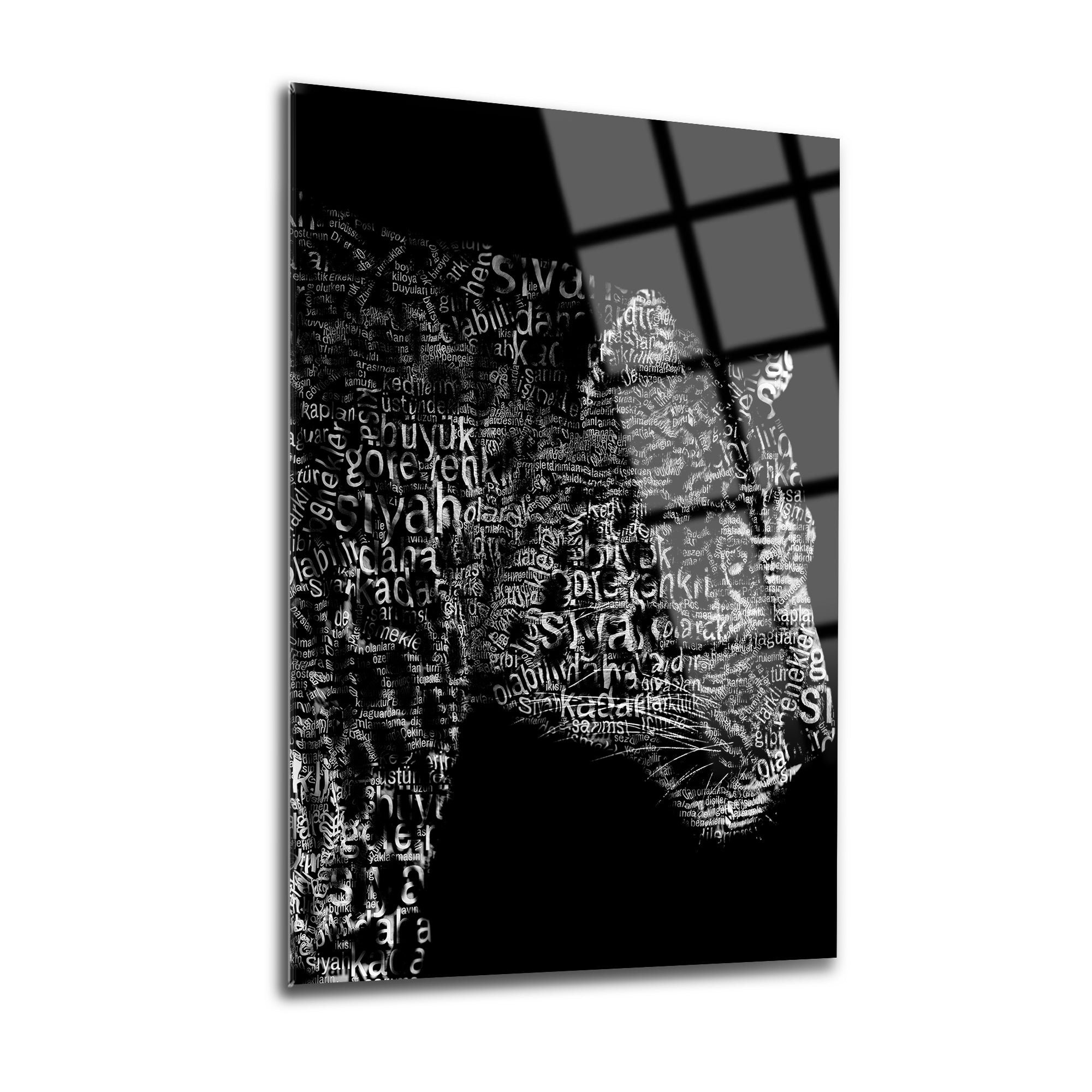 Alfabetik Leopar Cam Tablo, özel UV baskı ile tasarlanmış şık ve modern ev dekoru.