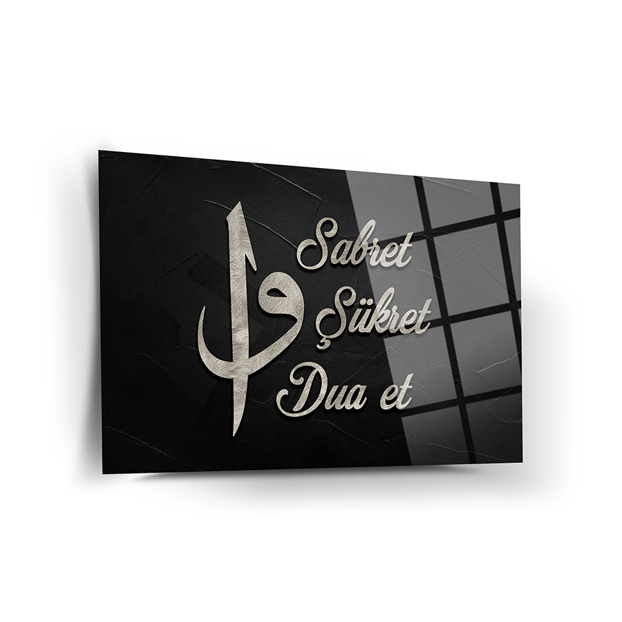 Elegant glass art featuring the words 'Sabret Şükret Dua Et' on a sleek black background.