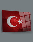 Türk bayrağı tasarımlı şık cam tablo; UV baskı, dayanıklı ve kaliteli malzemeden yapılmıştır.