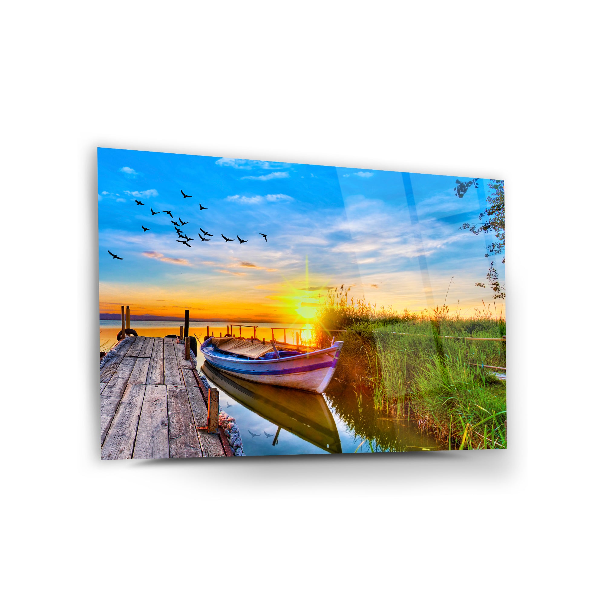 Kayık günbatımı cam tablo, sıcak renklerle dolu doğal manzara ve güzel bir göl kenarı.
