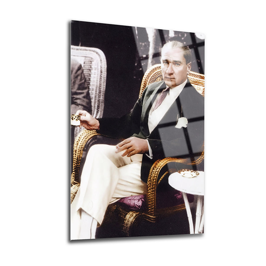 Atatürk 43 Cam Tablo displaying a vintage portrait of Atatürk in elegant attire, perfect for art lovers.