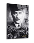 Atatürk 10 Cam Tablo featuring a striking black and white design with historical context.