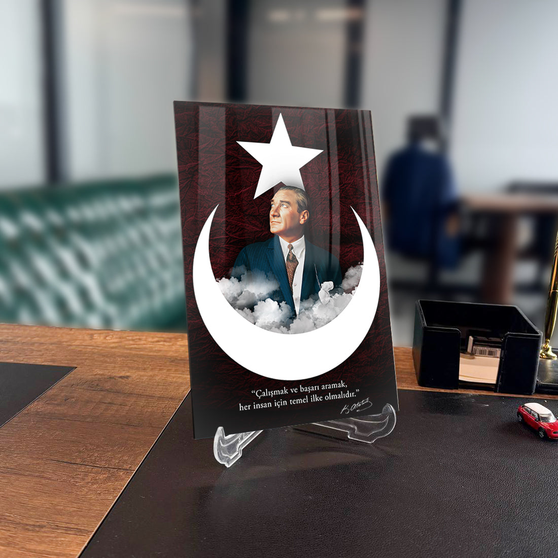Atatürk 207 Cam Tablo with crescent and star design, showcasing a portrait of Atatürk on a stylish desk.
