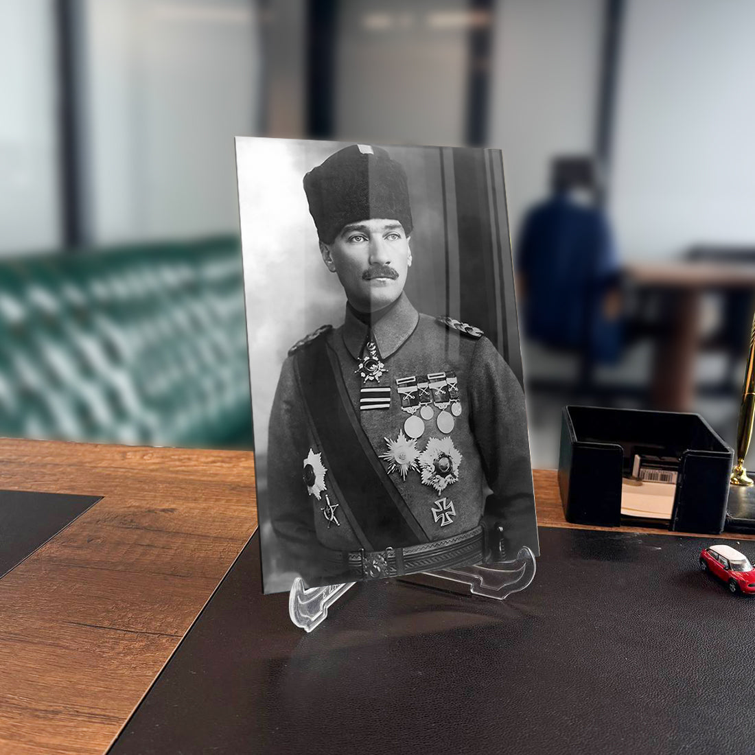 Atatürk 187 cam tablo, özel tasarım ve UV baskı ile yapılmış, modern ofis dekorasyonu.