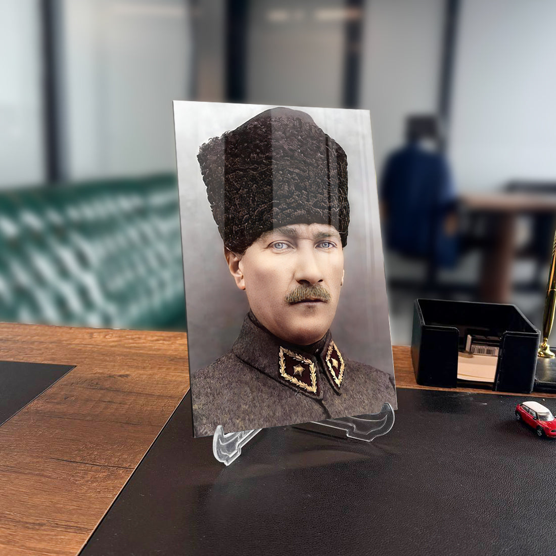 Atatürk 185 Cam Tablo, 4 mm kalınlığında temperli camdan özel tasarım, şık ofis dekoru.