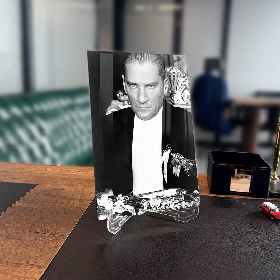 Atatürk 132 Cam Tablo, şık tasarımıyla ofis dekorasyonuna zarafet katan yüksek kaliteli cam tablo.
