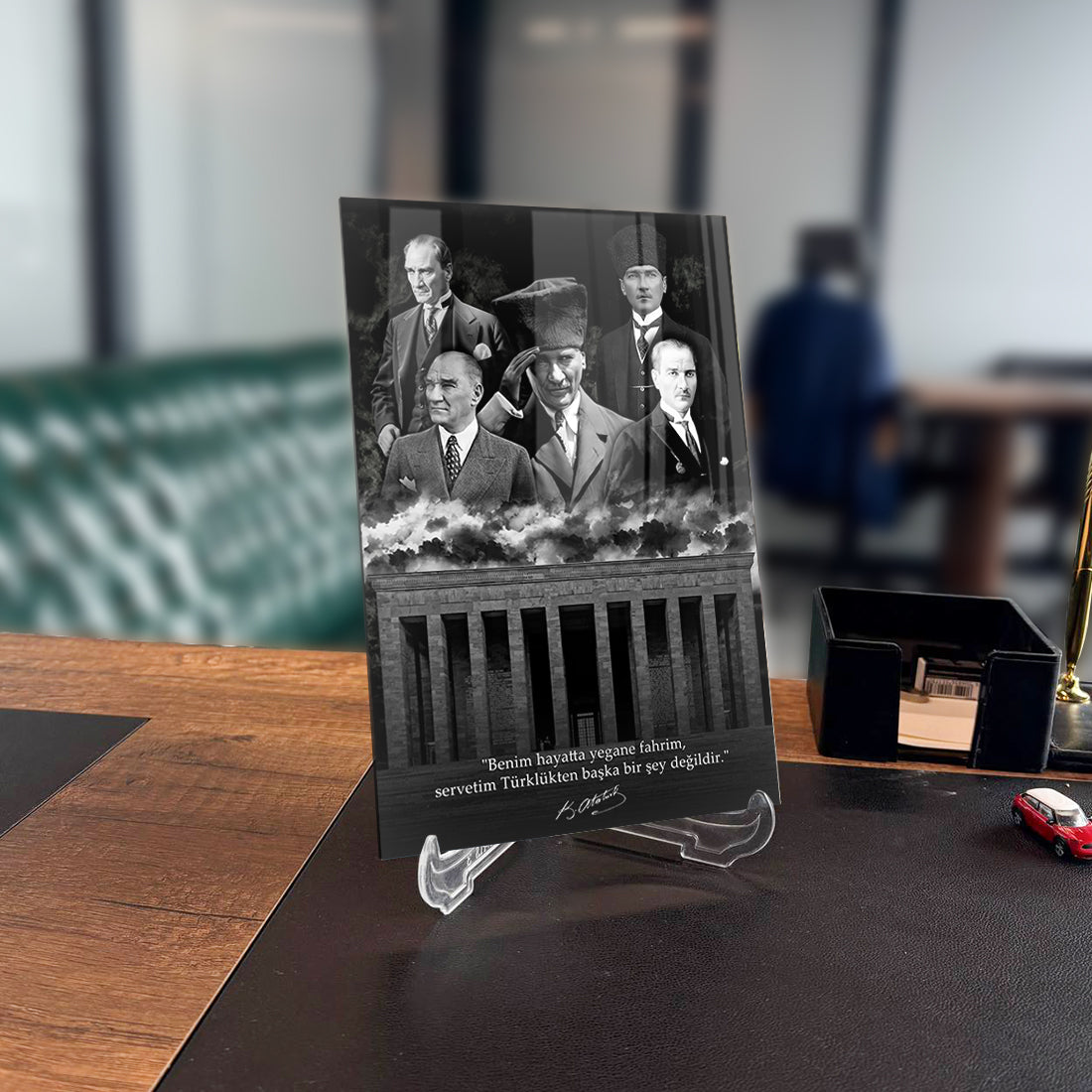 Atatürk 205 Cam Tablo, özel tasarımlı cam tablo, yüksek kaliteli UV baskı ile hazırlanmış, şık masa dekoru.