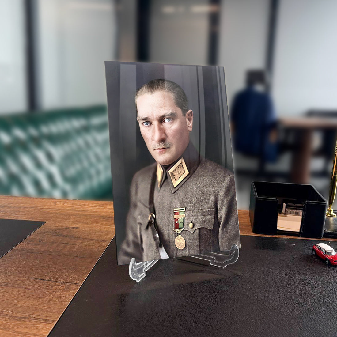 Atatürk 116 Cam Tablo, UV baskı ile yüksek kaliteli temper camdan üretilmiştir, dekorasyon için şık bir parça.