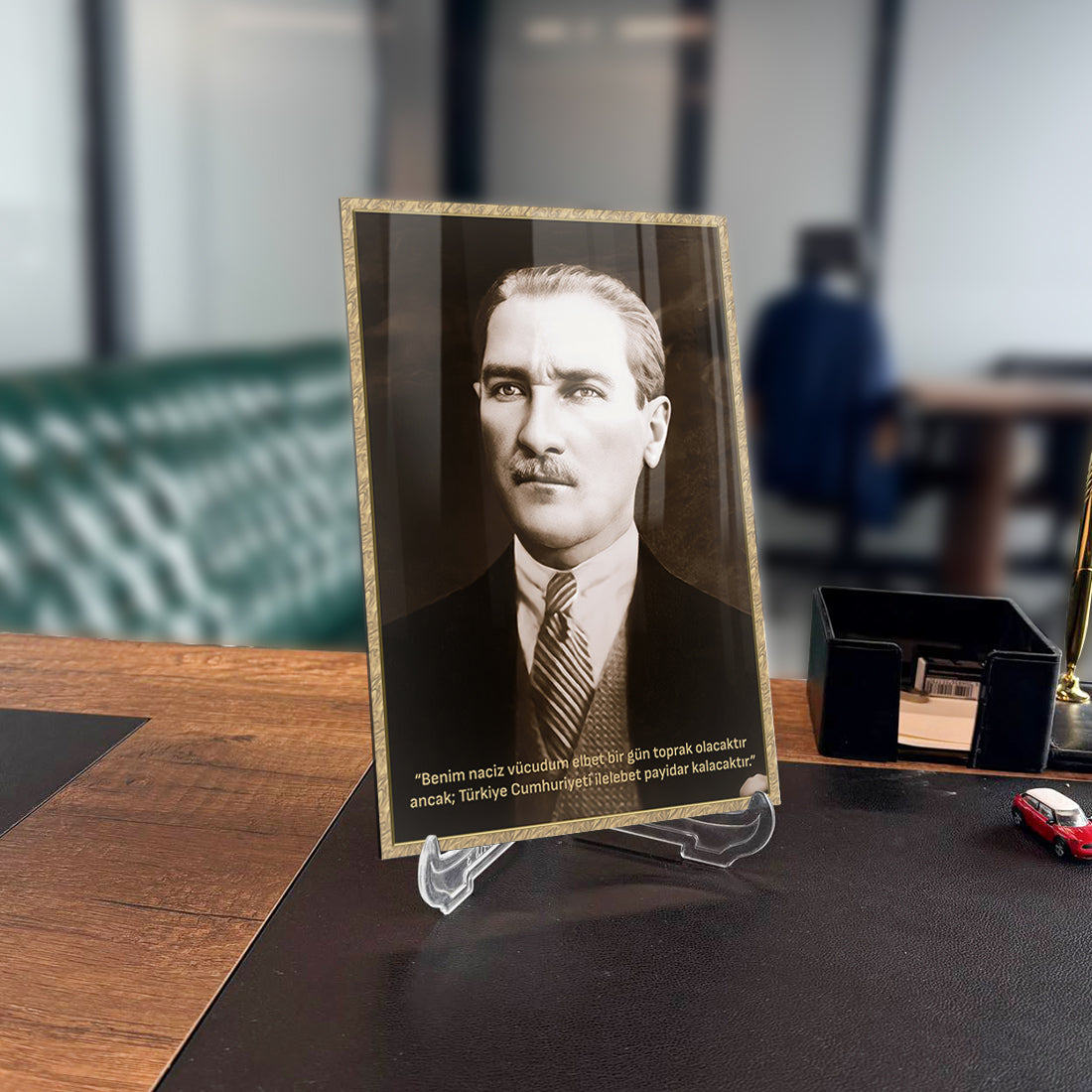 Üzerinde Atatürk sözü yazılı şık cam tablo, ofis dekorasyonu için ideal.