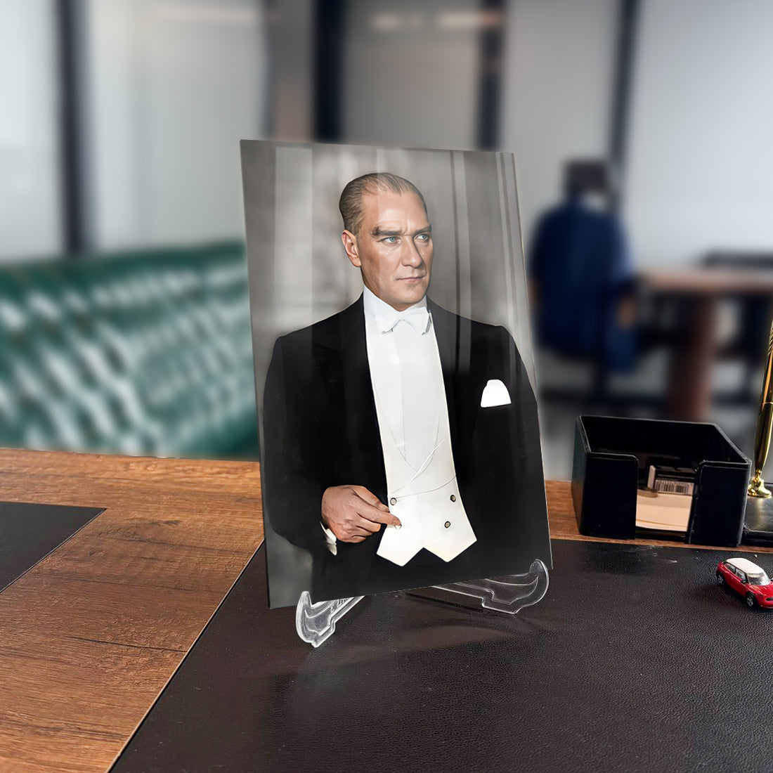 Atatürk 139 Cam Tablo on a desk, showcasing high-quality tempered glass with UV printing, perfect for modern decor.