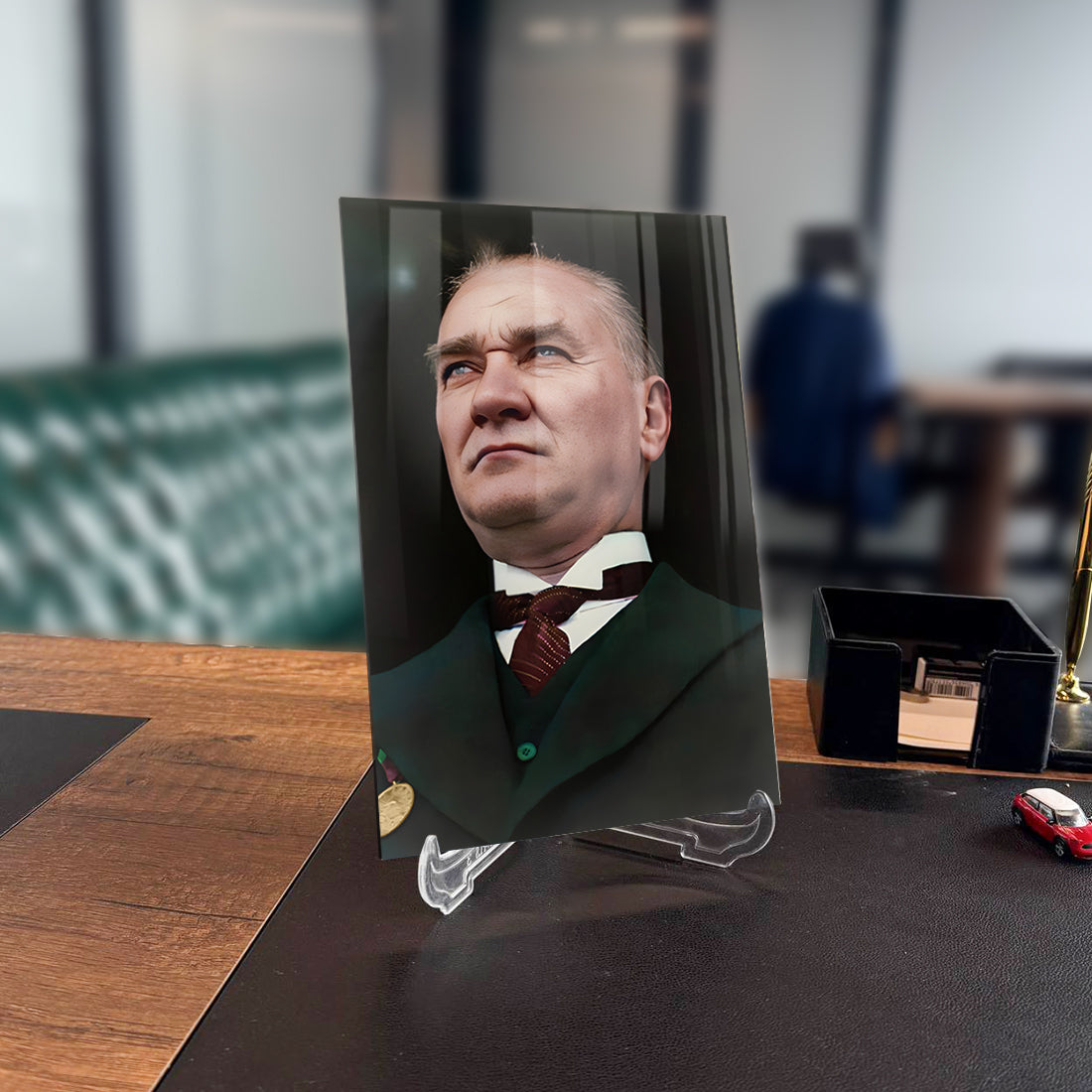 Atatürk 231 Cam Tablo, 4 mm kalınlığında temperli camdan, özel tasarım UV baskı. Dayanıklı ve şık masa dekoru.