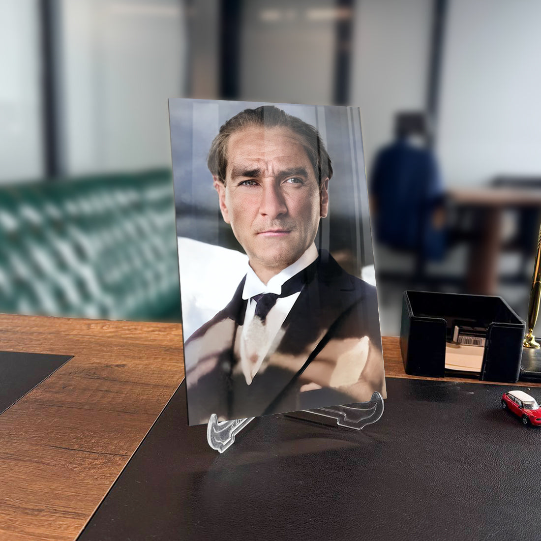 Atatürk 233 Cam Tablo displayed on a desk, showcasing a dignified portrait with high-quality glass design.