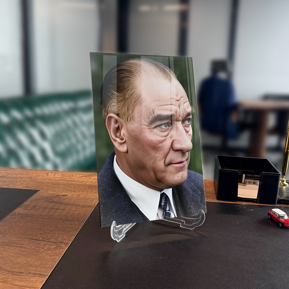 Atatürk 227 Cam Tablo displayed on a stylish desk, featuring a high-quality glass design with UV printing.