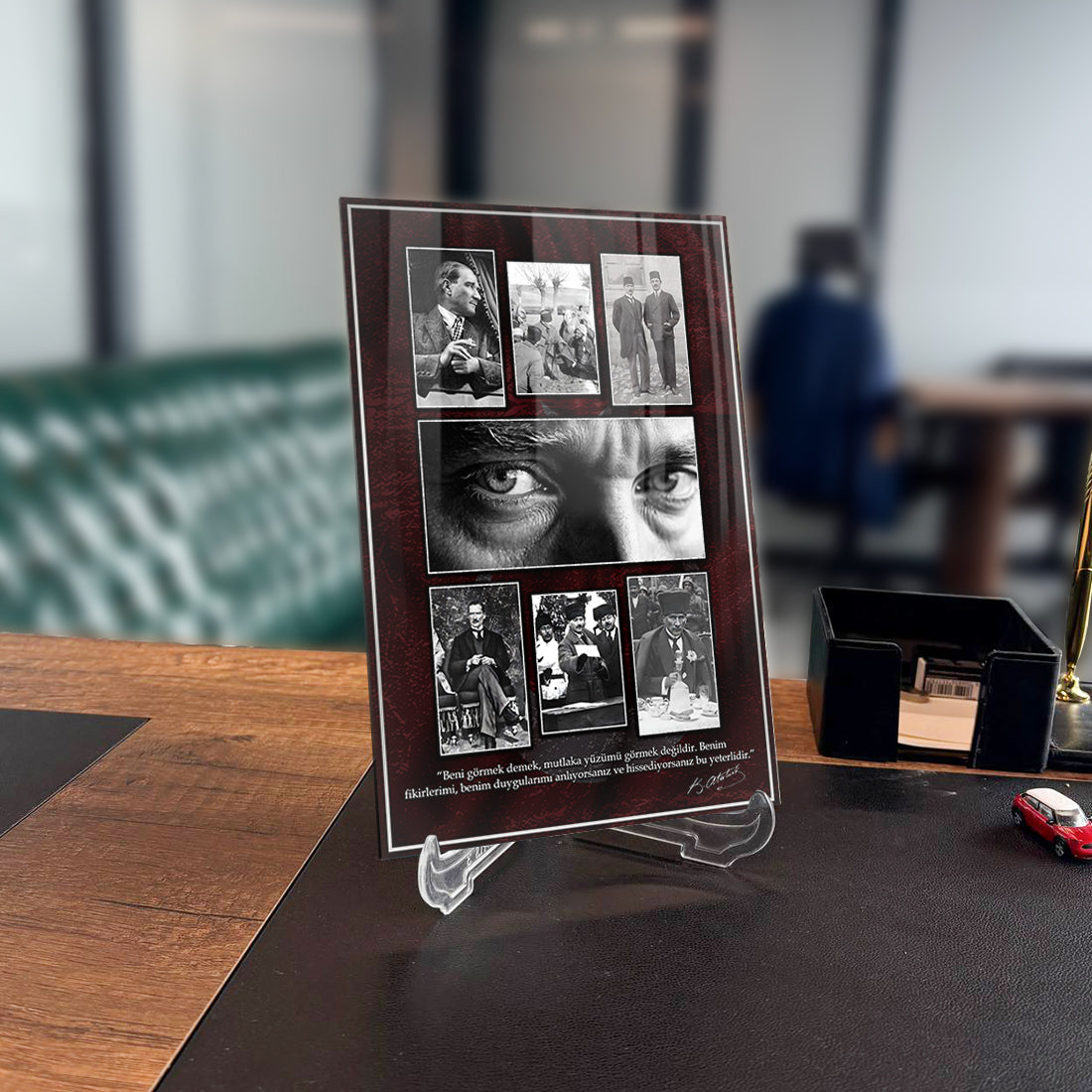 Atatürk 198 Cam Tablo displaying historical images on high-quality tempered glass.