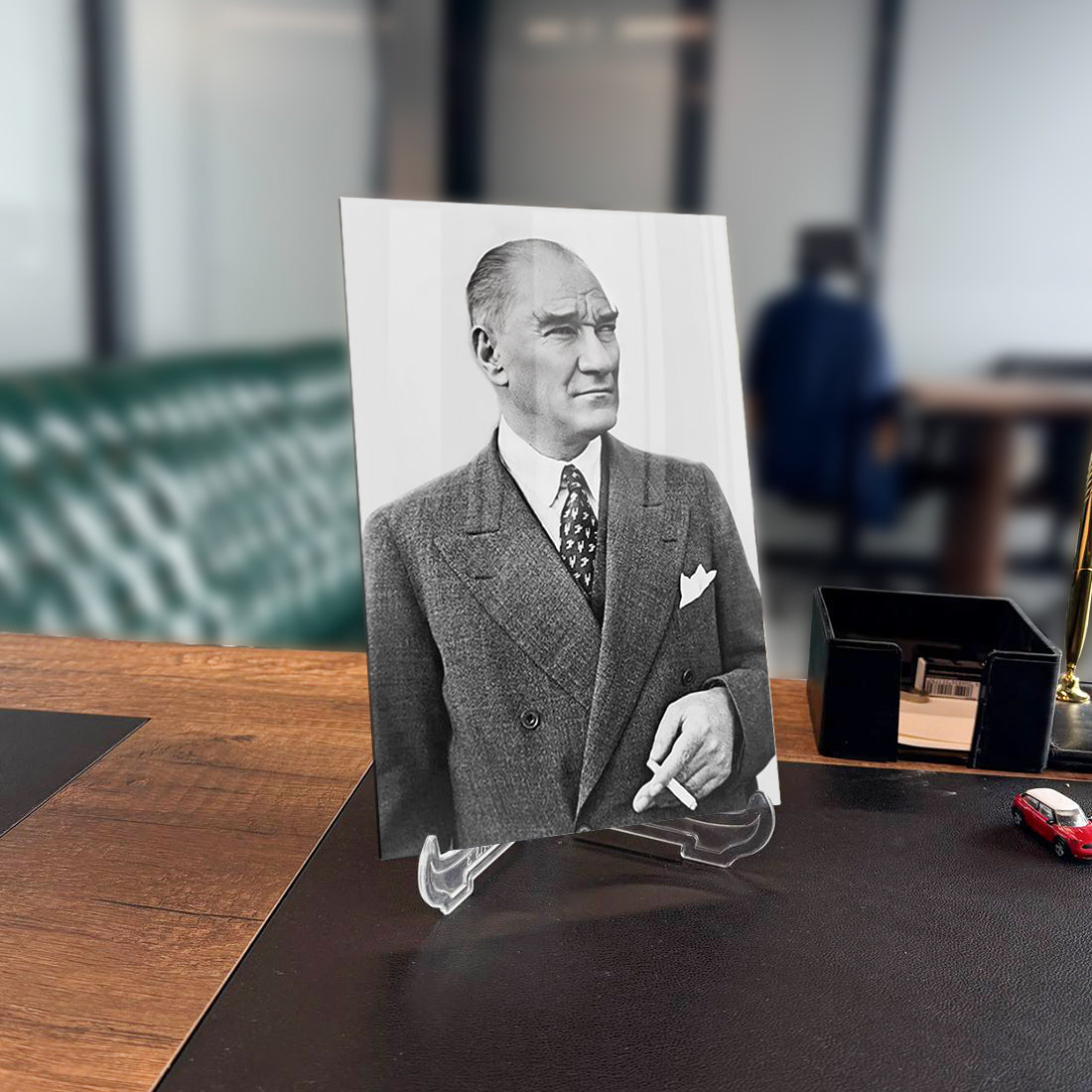 Atatürk 133 cam tablo, şık ofis dekorasyonu için yüksek kaliteli UV baskı, 4 mm temperli cam.