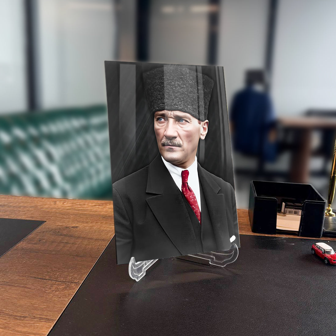 Atatürk 226 Cam Tablo, zarif tasarımla işlenmiş yüksek kaliteli cam tablo, şık ofis dekoru için ideal.