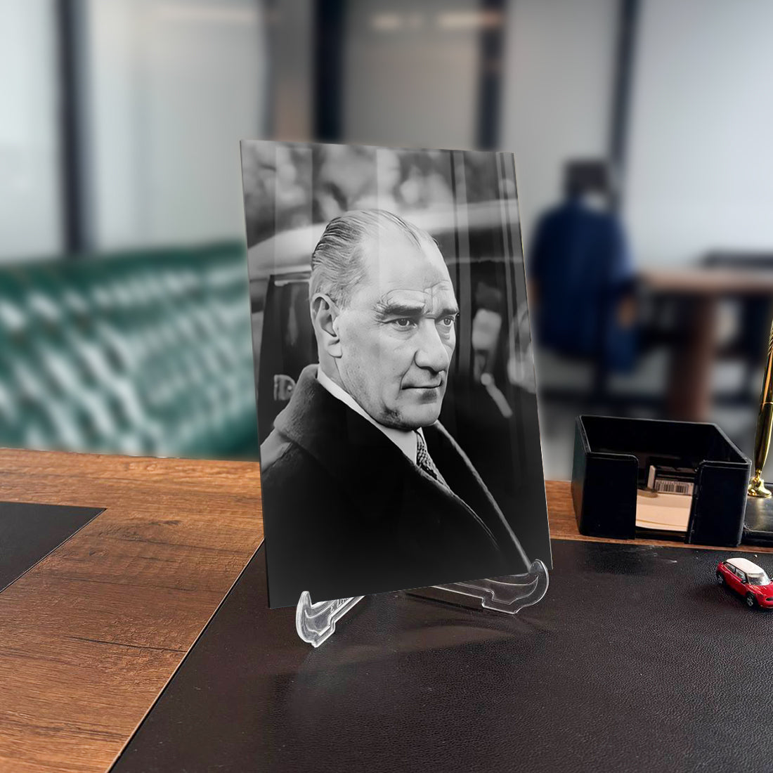 Atatürk 172 Cam Tablo: Şık ve modern tasarım, UV baskıdan yapılmış yüksek kaliteli cam.