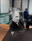 Atatürk 172 Cam Tablo: Şık ve modern tasarım, UV baskıdan yapılmış yüksek kaliteli cam.