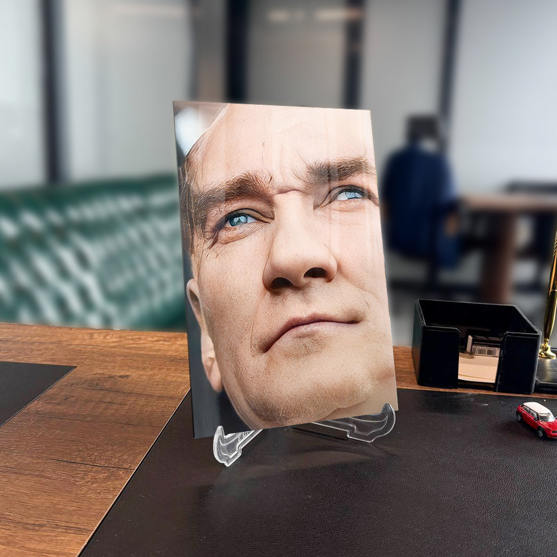 Atatürk 131 Cam Tablo showcasing a detailed UV print on 4mm thick tempered glass, displayed on a stylish desk.