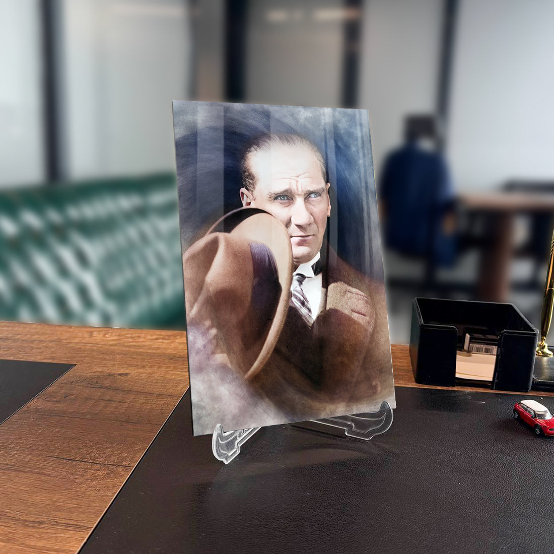 Atatürk 125 Cam Tablo on display, showcasing a high-quality tempered glass design with UV printing.