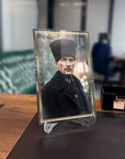 Atatürk Yapay Zeka 19 cam tablo, kaliteli UV baskı ile tasarlanmış şık masa dekoru.