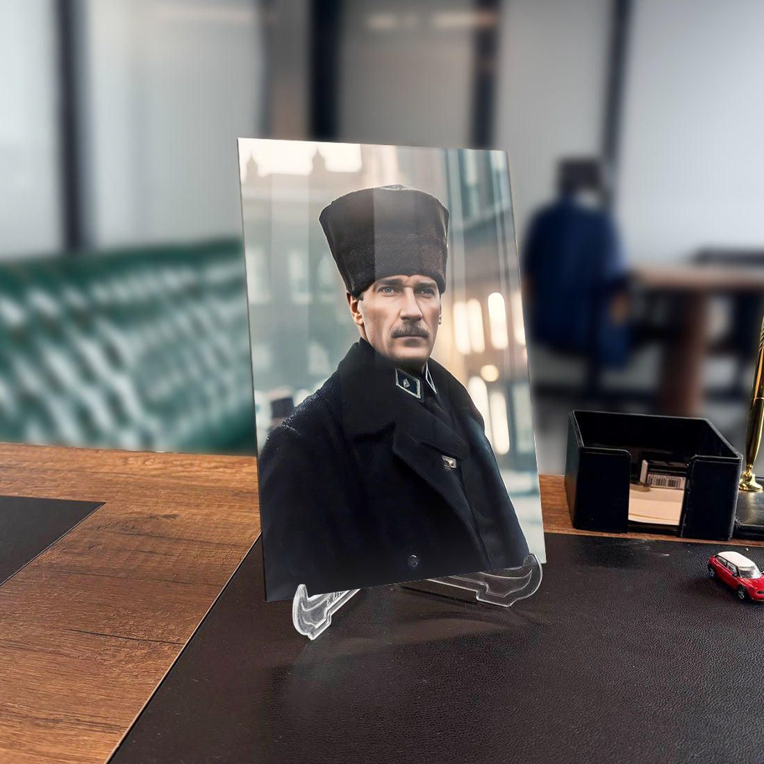 Atatürk Yapay Zeka 15 Cam Tablo, modern tasarımlarla ofis dekorasyonu için şık bir parça.